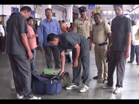 ఫేక్ బాంబు కాల్: పరుగు, పోలీసుల టెన్షన్(పిక్చర్స్)