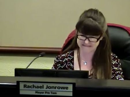 బాత్ రూంలో బుక్ అయ్యాడు: మైక్రోఫోన్ ఆన్ (వీడియో)