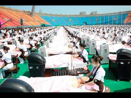 గిన్నిస్ బుక్ రికార్డు: 1000 మందికి ఒకేసారి ఫేషియల్ (ఫోటోలు)