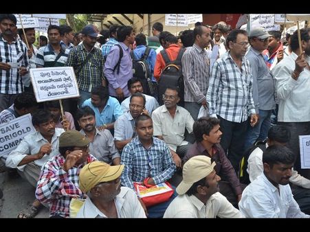 అగ్రిగోల్డ్ బాధితుల ధర్నా, ఒకరు మృతి (ఫోటోలు)