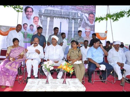 మిషన్: ఎస్పీ సుమతికి హరీశ్ అభినందన(పిక్చర్స్)