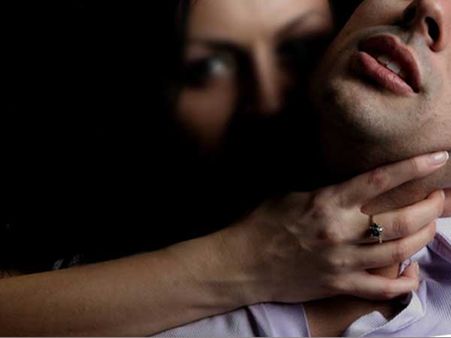 వీర్యం కోసం: కదులుతున్న కారులో పురుషుడిపై మహిళల గ్యాంగ్‌రేప్