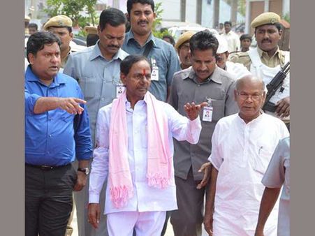 పారపట్టి మట్టి ఎత్తిన కేసీఆర్, గజ్వేల్ జిగేల్(పిక్చర్స్)