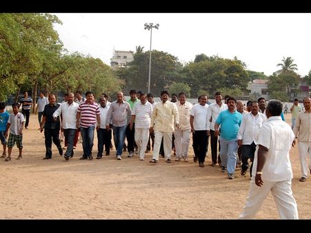 ఎన్టీఆర్ స్టేడియం ఎఫెక్ట్: కేటీఆర్ పేరు మార్చుకున్నాకే (పిక్చర్స్)