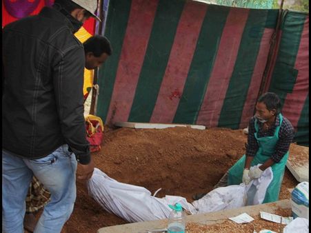 స్ట్రీట్ ఫైట్‌: నబీల్ దేహంపై ఆరు చోట్ల గాయాలు, పథకమా? (ఫొటోలు)