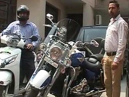 స్కూటర్ 50 వేలు: ఫ్యాన్సీ నెంబర్ కోసం రూ. 8 లక్షలు ఖర్చు..!