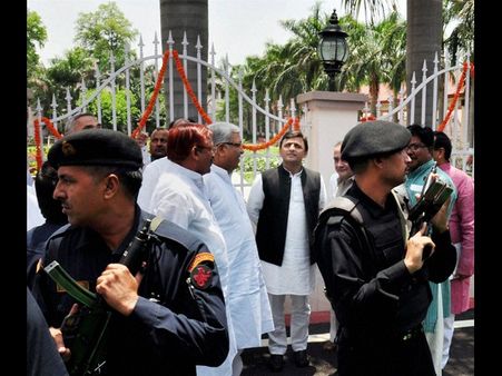 భూకంపం: పరుగు పెట్టిన ముఖ్యమంత్రి, నేపాల్లో 26గురు మృతి