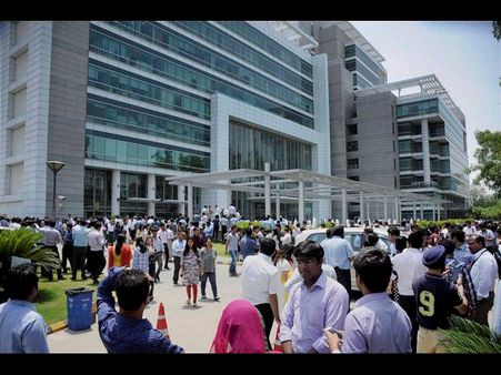 భూకంప బీభత్సం: నేపాల్‌లో 57, భారత్‌లో 17మంది మృతి(పిక్చర్స్)