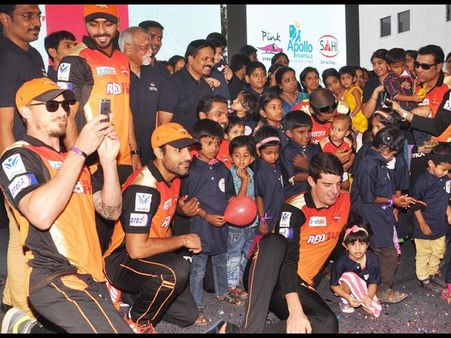 చిన్నారులతో సన్‌రైజర్స్ టీం సందడి(పిక్చర్స్)