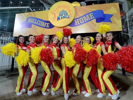 తనిఖీల పేరుతో చెన్నై ఛీర్‌గర్ల్స్‌‌ని వేధించిన పోలీసులు