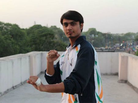 భారత్ యువకుడి పంచ్‌కు పాక్ రికార్డు బద్దలు: 15 సెకన్లలో 200 పంచ్‌లు