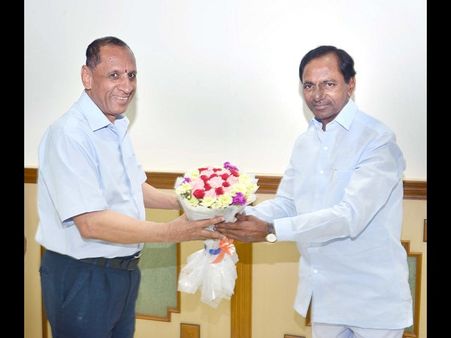 గవర్నర్‌తో కేసీఆర్! 1 ఎక్కువ, వ్యూహమా? (పిక్చర్స్)