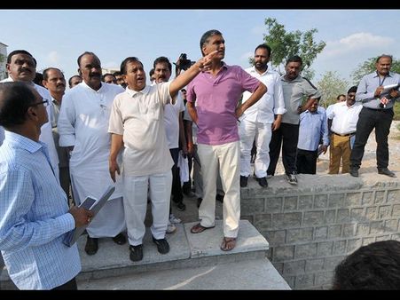 రాక్‌గార్డెన్ చెరువులో బోటింగ్: హరీశ్(పిక్చర్స్)