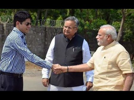 చలువ కళ్లద్దాలతో కరచాలనం: 'మిస్టర్ దబాంగ్ కలెక్టర్' అంటూ మోడీ వ్యాఖ్య