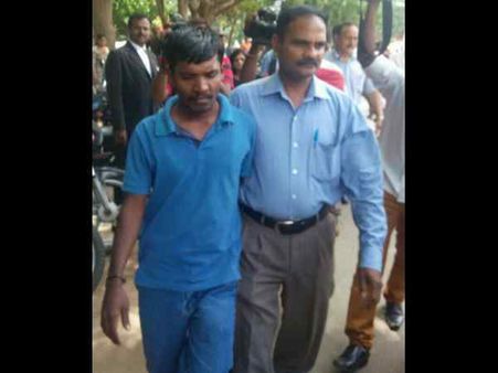 500 బ్లూ ఫిలిమ్స్ స్వాధీనం: ఫోర్న్ కింగ్ పిన్ అరెస్టు