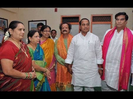 కృష్ణం వందే జగద్గురమ్‌లో కెసిఆర్ భార్య (పిక్చర్స్)