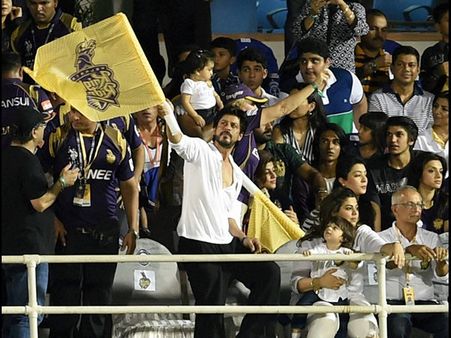 ప్చ్ లాభంలేదు: ఏళ్లకు ముంబై స్టేడియంలో షారూక్