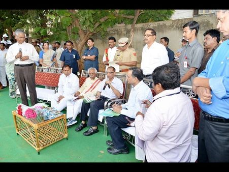 చెత్త తట్టను నెత్తిన పెట్టుకున్న కేసీఆర్ (పిక్చర్స్)