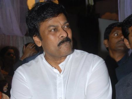 నిలదీసిన అభిమాని, ఆగ్రహంతో తోసేసిన చిరంజీవి