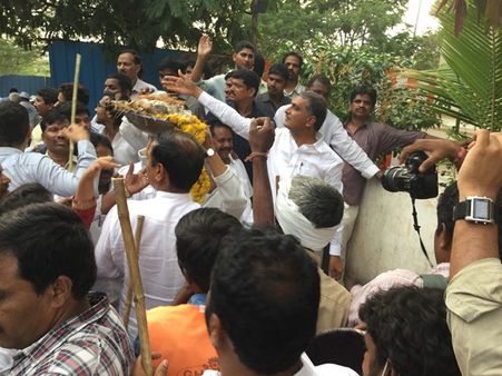 100కోట్లు ఇస్తే హరీష్ విగ్రహంపెడ్తాం: బీజేపీ ఎమ్మెల్యే