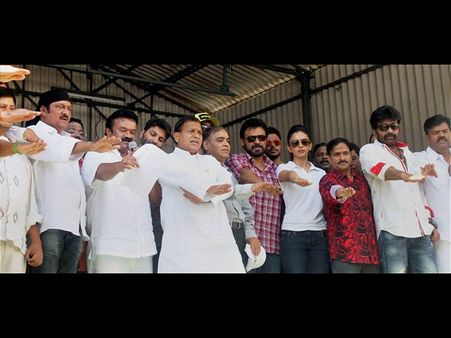 మీ ఫ్యాన్స్‌కు చెప్పండి: తలసాని, ప్రమాణం చేసిన వెంకీ, రకుల్ ప్రీత్