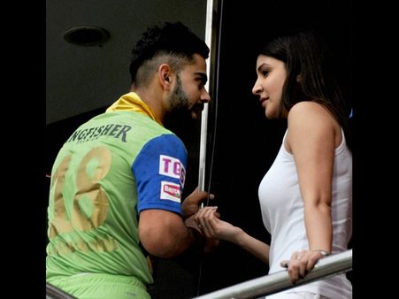 గిలిగింత: యువీ ఎదుటే అనుష్క నడుంపై కోహ్లీ(ఫోటో)