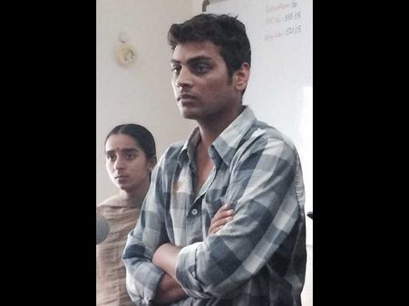 ఒంటిపై పెట్రోల్:రోడ్డుపై టీవీ నటి, ప్రియుడి హల్‌చల్