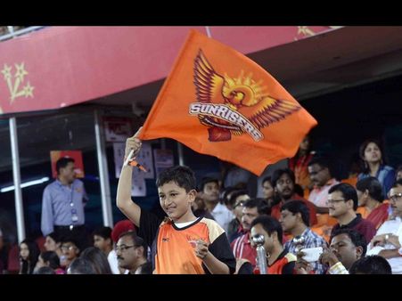 ఐపిఎల్: వెంకటేష్, గౌతమ్, యువతుల సెల్ఫీ(పిక్చర్స్)