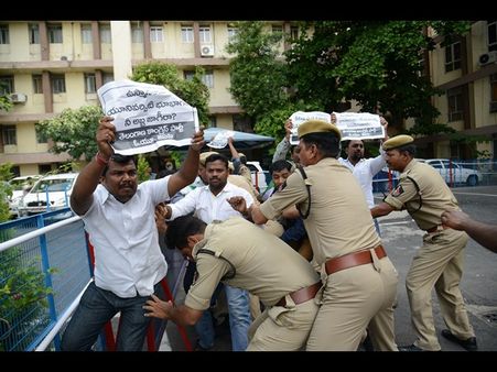 కేసీఆర్! నీ ఫాంహౌస్ ఇవ్వు: ఓయు మెరుపు ధర్నా