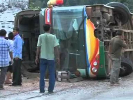 ట్రక్ ను డీకొట్టిన బస్సు: 21 మంది దుర్మరణం