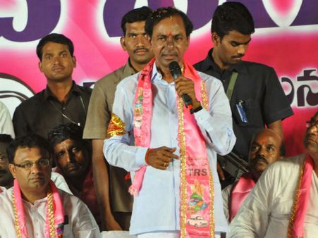 కెసిఆర్ వ్యూహం: లేట్‌గానే కానీ.. ఒకే దెబ్బకు రెండు పిట్టలు