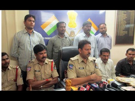 జల్సాల కోసం సెల్‌ఫోన్ల చోరీ: 6గురి అరెస్ట్(ఫొటోలు)