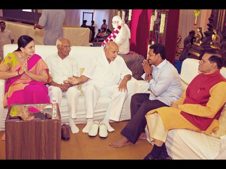 రామోజీ రావు, జగన్ చేతులు కలిపారు (ఫోటో) 