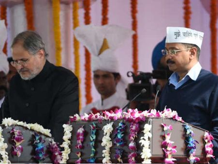 లెటర్ల పర్వం: కేజ్రీకి జంగ్ షాక్, మరింతగా ముదిరిన వివాదం