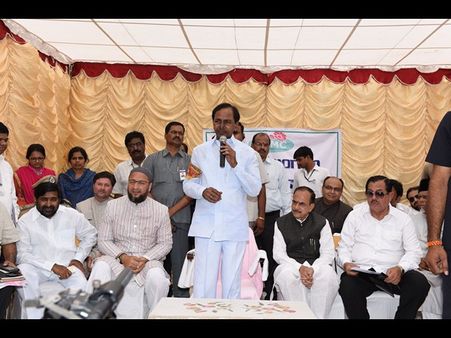 రోడ్లపై కేసీఆర్: ఆర్ఎఫ్‌సీ, ఎన్ కన్వెన్షన్‌పై ఓయు ప్రశ్న