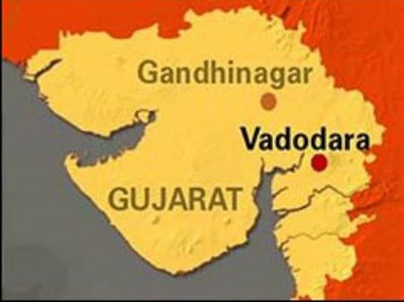 డబ్బులు జల్లుతూ బార్ గర్ల్స్‌తో పోలీసుల చిందులు(వీడియో)