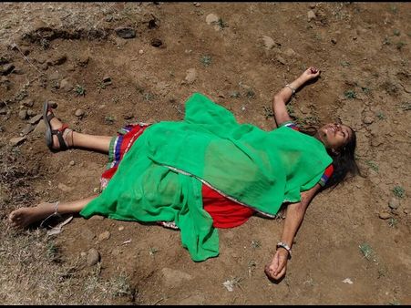 తండ్రిని కొట్టి ఎత్తుకెళ్లి అమ్మాయిపై గ్యాంగ్ రేప్ (పిక్చర్స్)