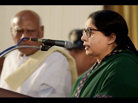 అమ్మ ఇచ్చిన ఉంగరం, వాచీతో జయలలిత(ఫోటోలు)