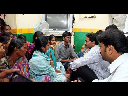 నేనున్నా, ఆత్మహత్యలు వద్దు: జగన్(పిక్చర్స్)