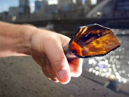 9,10 ఏళ్ల పిల్లలు యువకుడిని బీర్ బాటిల్‌తో గొంతు కోసి చంపారు