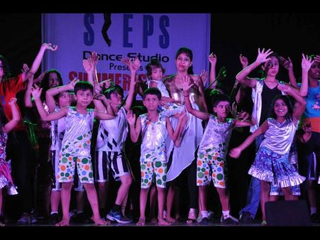 సమ్మర్ స్టెప్స్: అదరగొట్టిన అమ్మాయిలు(పిక్చర్స్)