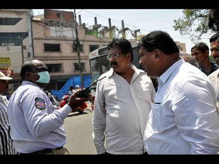 మెట్రో తంటా: కానిస్టేబుల్ దూకుడు, సిబ్బంది ధర్నా (పిక్చర్స్)