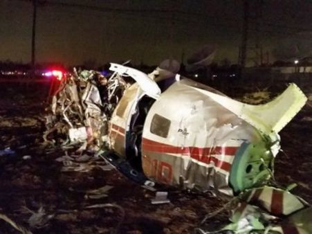 విమాన ఇంజిన్‌లో మంటలు: కూలి ఇద్దరు పైలట్లు మృతి