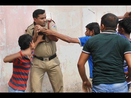 రైల్వే పోలీసును రాళ్లతో కొట్టి చంపిన వ్యాపారులు: మరో ఇద్దరికి గాయాలు