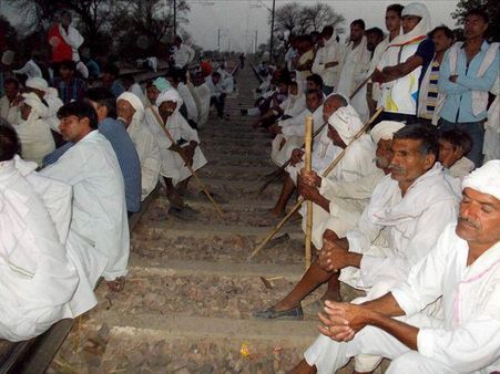 రైలు పట్టాలపై గుజ్జర్లు: రోజుకు రూ. 15 కోట్లు నష్టం (ఫోటోలు)