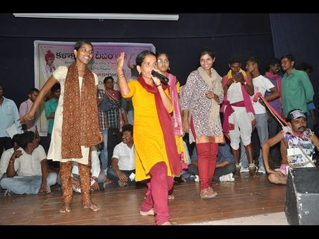 ‘కెసిఆర్ దీపం.. రసమయి శాపం’: చిందేసిన కళాకారులు(పిక్చర్స్)