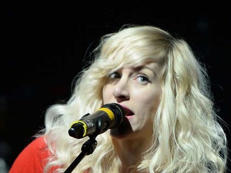 చిన్నారి ఏడుపు భరించలేక.. గాయనిని విమానం నుంచే దించేశారు(వీడియో)