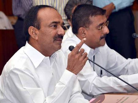 అక్కడ గాలికొదిలి తెలంగాణలో కుట్రలు: ఈటెల, ఏపీలోను బాబుకు చుక్కలు