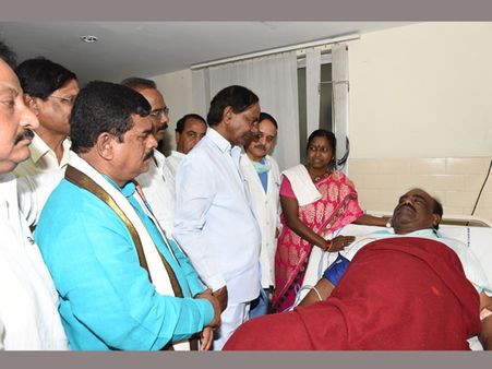 మధుసూదనాచారికి అస్వస్థత: నిమ్స్‌లో పరామర్శించిన కెసిఆర్