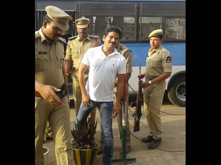 రేవంత్ రెడ్డి నవ్వుతూ, బాబును చేర్చాలి (పిక్చర్స్)